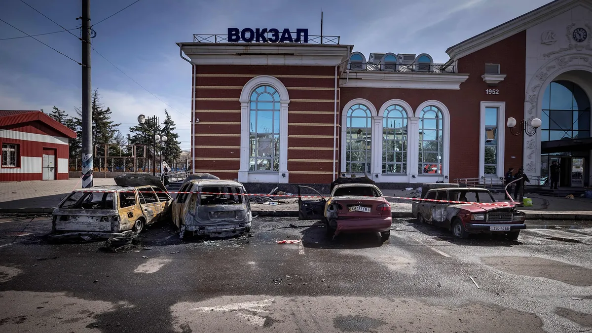В Краматорске погибли 50 человек при ударе ракетой «Точка-У» c надписью за «детей» по вокзалу. Пять детей погибли, ранены 16