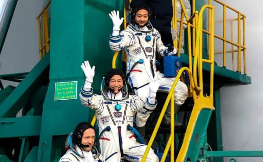 На российской ракете полетели в космос два космических туриста из Японии. Они проведут на орбите 20 дней