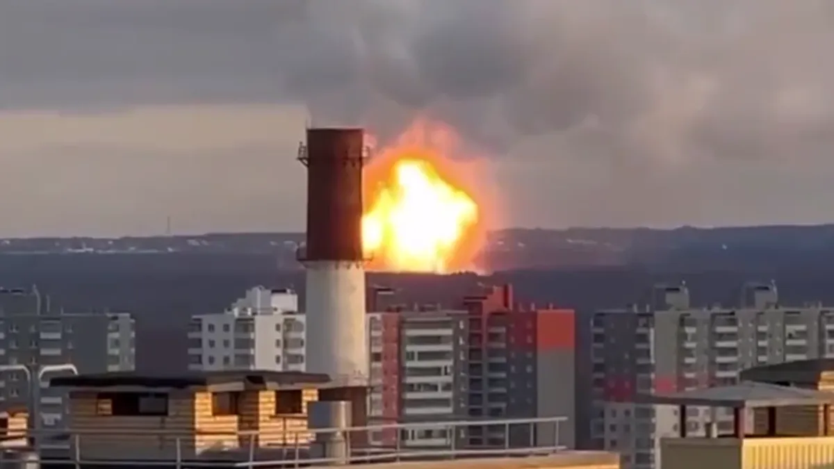 В Петербурге прогремел сильный взрыв на газовом узле в Мурино, вспыхнул огромный пожар – видео