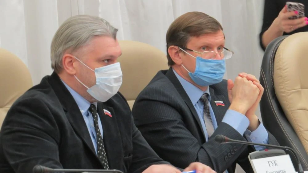 Константин Гук (справа) оказался самым бедным депутатом горсовета Бердска. Фото: berdsk-online.ru