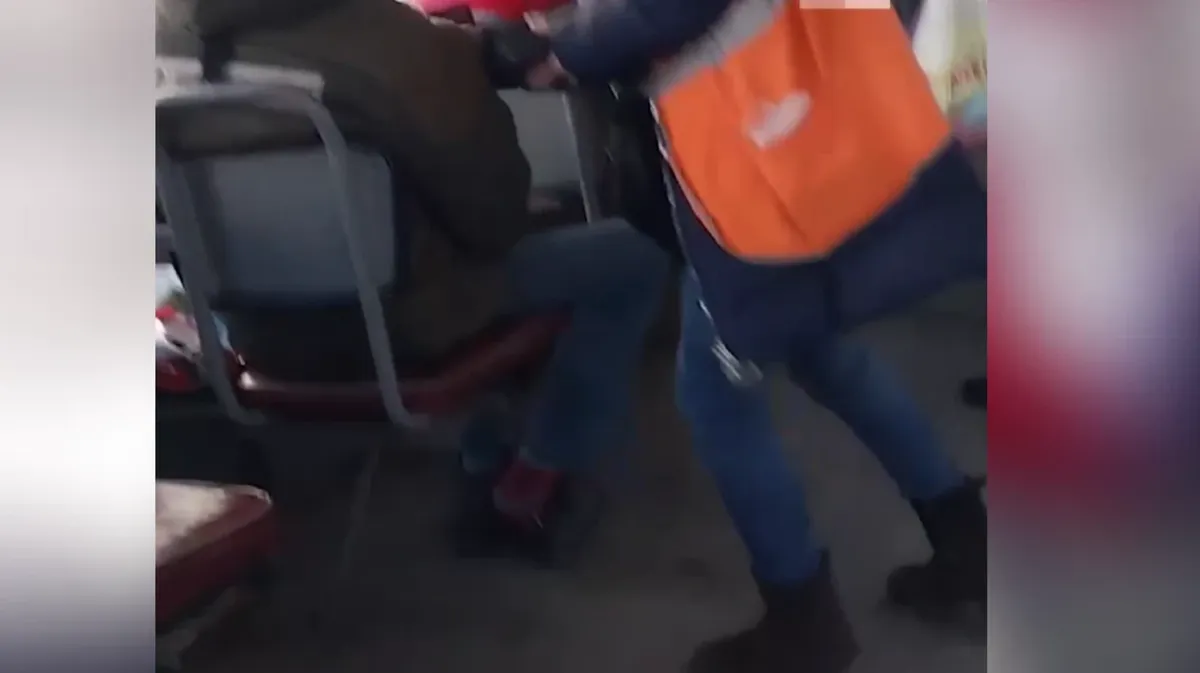 В трамвае Екатеринбурга пассажир ругался, курил и обмочился – возмутительное видео попало в Сеть