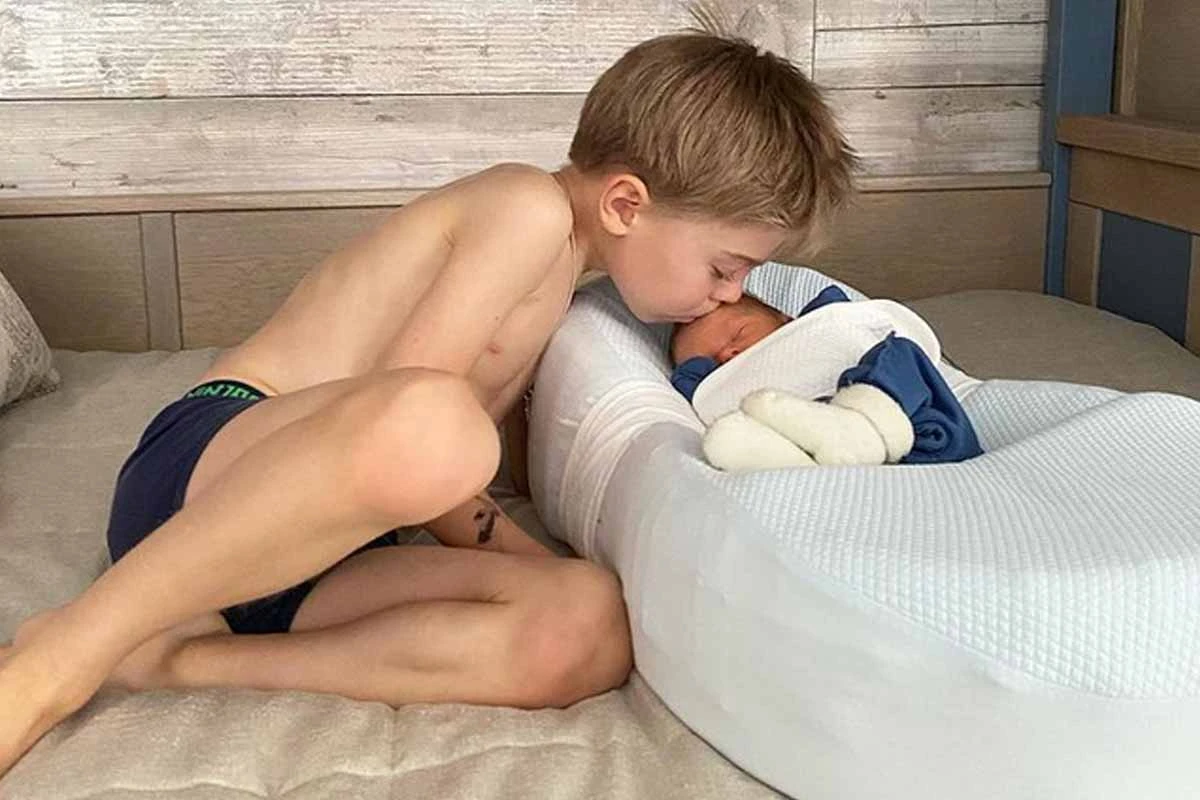 Наталья Подольская поделилась милым снимком маленького новорожденного сына и большого