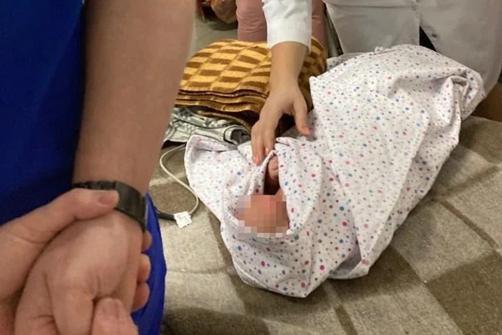 На трассе под Новосибирском выбросили новорожденную девочку. Коробу с ребенком случайно нашли подростки в Рождество