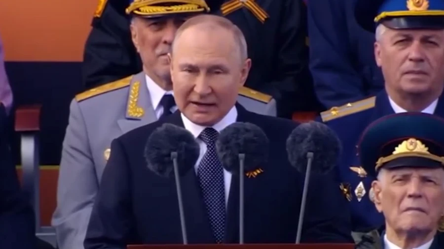 Владимир Путин на Параде Победы заявил, что в ходе военной спецоперации  в Донбассе солдаты сражаются за наших людей