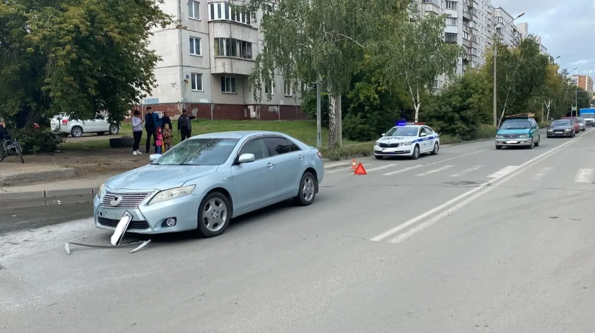 В Новосибирске мужчина за рулем Toyota Camry сбил двух людей на пешеходном переходе. Они получили травмы