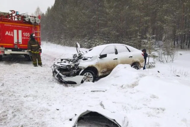 При лобовом столкновении с грузовым Scania погибли женщина-водитель и пассажир "Лады" на трассе в Новосибирской области