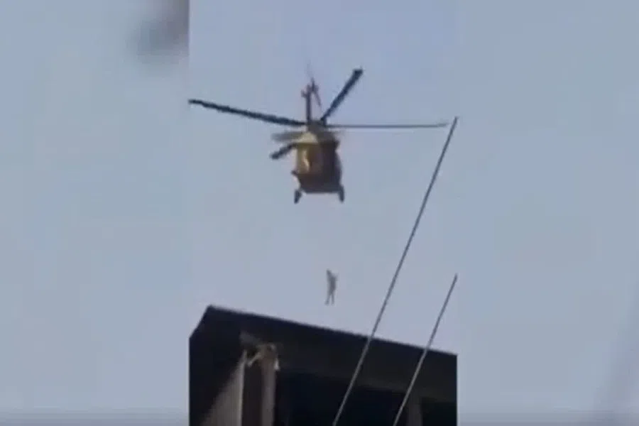 Вирусным стал пугающий ролик с подвешенным талибами на вертолете человеком. Смотрите видео