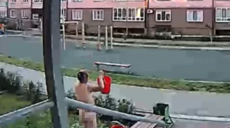 Пенсионерка-нудистка каждое утро обливается холодной водой во дворе. Фото: соцсети