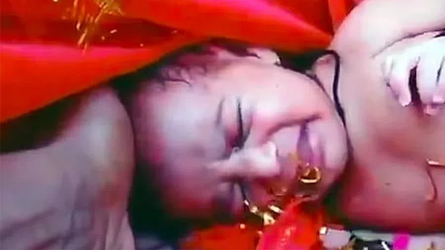 Новорожденную девочку в коробке посередине реки нашел индийский рыбак