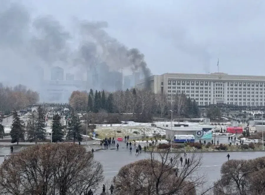 В Алма-Ате полыхают здания администрации и прокуратуры:  «Дед уходи!» - так люди требуют смены власти в стране