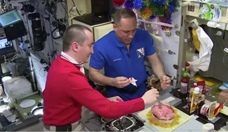 Селедку под шубой приготовили на МКС космонавты Роскосмоса Антон Шкаплеров и Петр Дубров