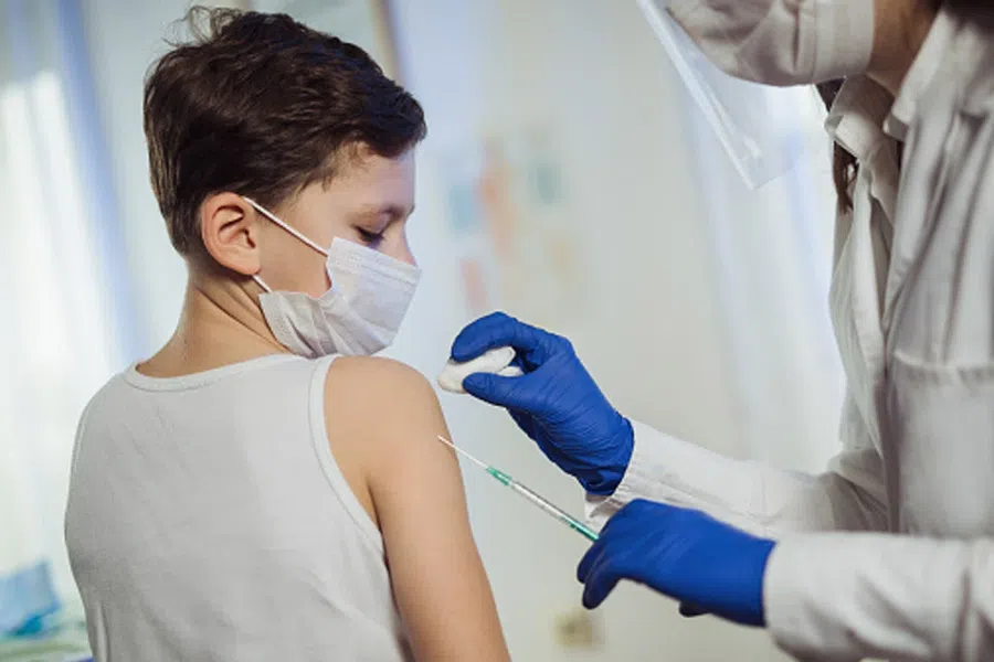 Исследованы детские прививки от коронавируса: они маловероятно вызывают редкие воспаления