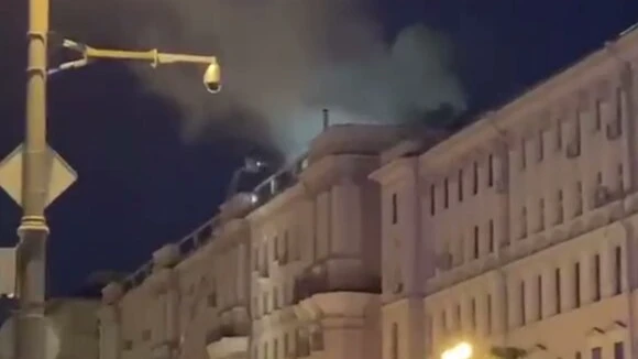 В центре Москвы горит дом, которому около 120 лет. Пожар распространился на 400 «квадратов»