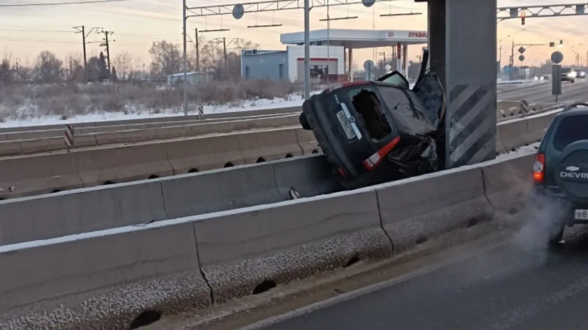 В Бердске 67-летний водитель Honda CR-V налетел на опору путепровода и разбился насмерть. Авария образовала огромную пробку