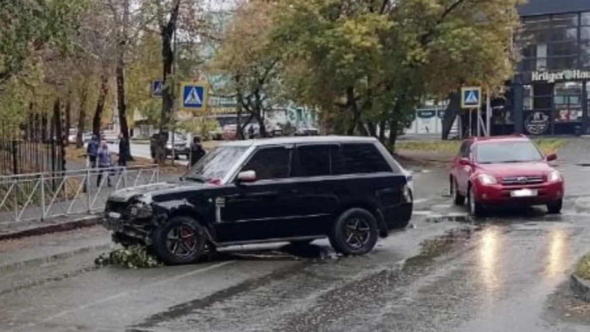 В Новосибирске скончался водитель Land Rover после столкновения с припаркованным автомобилем 