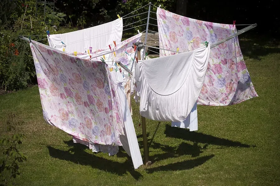 Как часто стирать постельное белье летом? Чем опасны грязные простыни?