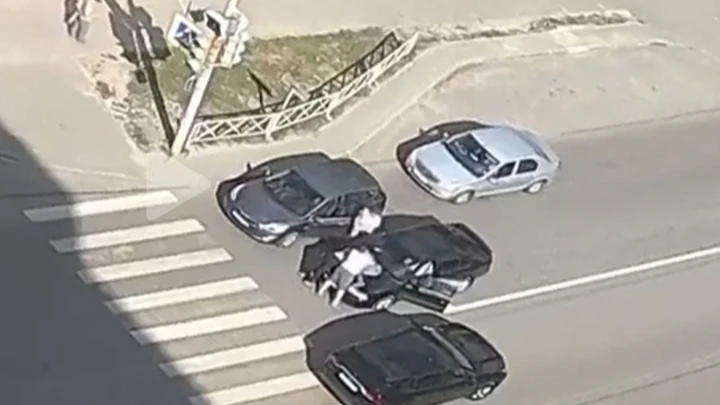 В Тамбове злоумышленник выкрал малыша из коляски и прыгнул с ним под колеса машины