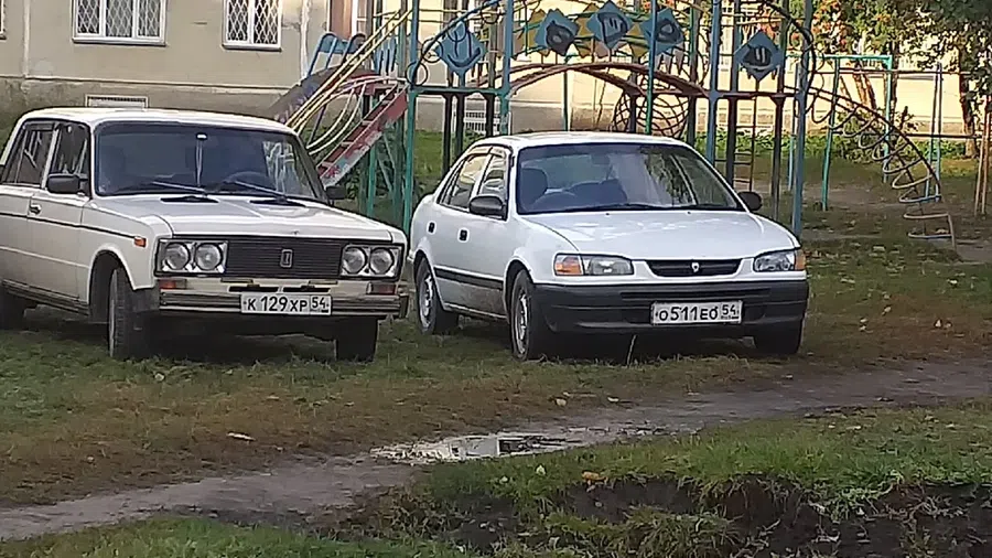 В Бердске на детской площадке без стеснения паркуются автомобилисты. Смотрите фото дворовых нарушителей