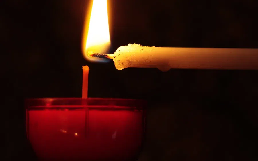 Как правильно зажечь свечу в церкви: можно ли пользоваться спичками и зажигалкой, разрешено ли брать огонь от чужой свечи или лампады. Можно ли зажигать церковные свечи без молитвы дома