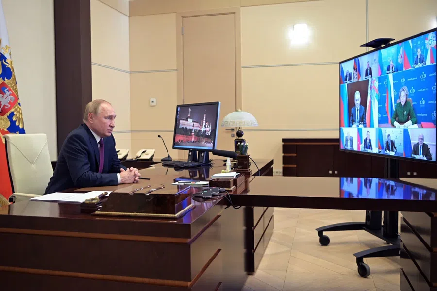 Россия стоит на пороге нового вирусного всплеска Омикрона, сказал Владимир Путин