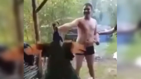 На Украине сын местных предпринимателей купил павлина, а после зверски убил его. Видео попало в сеть