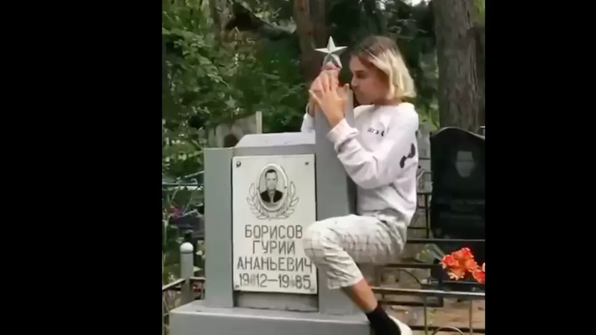 В Воронеже СК возбудил уголовное дело после танцев двух подростков на могилах ветеранов. Узнав, что придется отвечать по закону юноши разрыдались - фото 