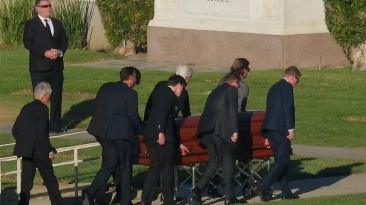 Похороны Мэттью Перри: друзья пришли проститься с актером на кладбище Форест-Лоун в Лос-Анджелесе