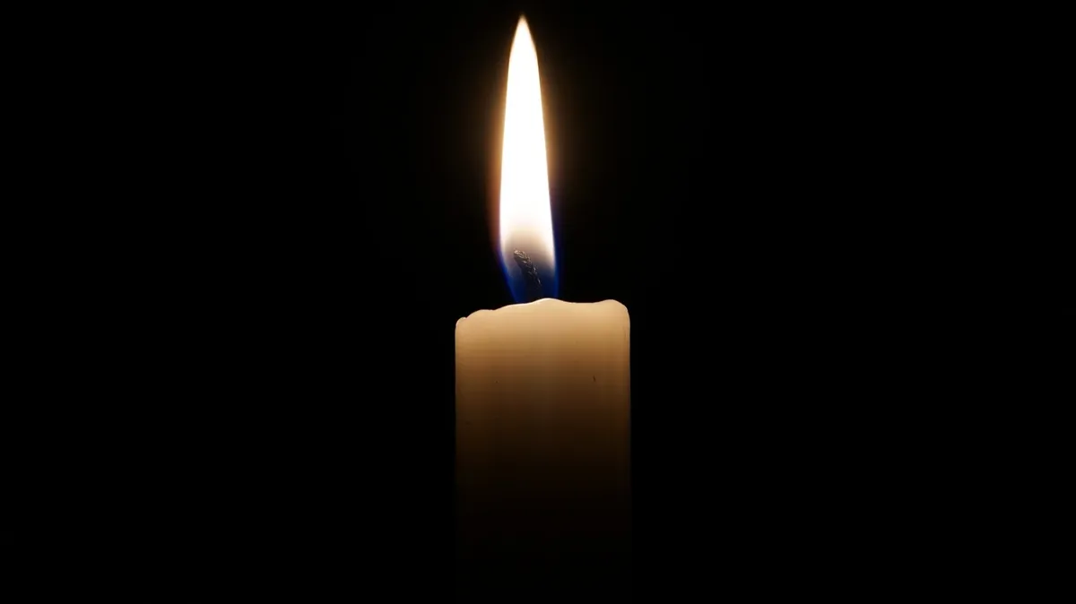 Почему тухнет свеча на отпевании покойника – как живому откупиться от мертвого?