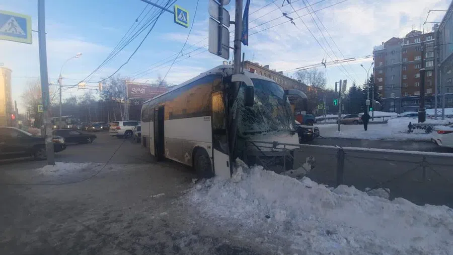 В Новосибирске автобус с детьми влетел в забор после аварии с Toyota Premio на Красном проспекте