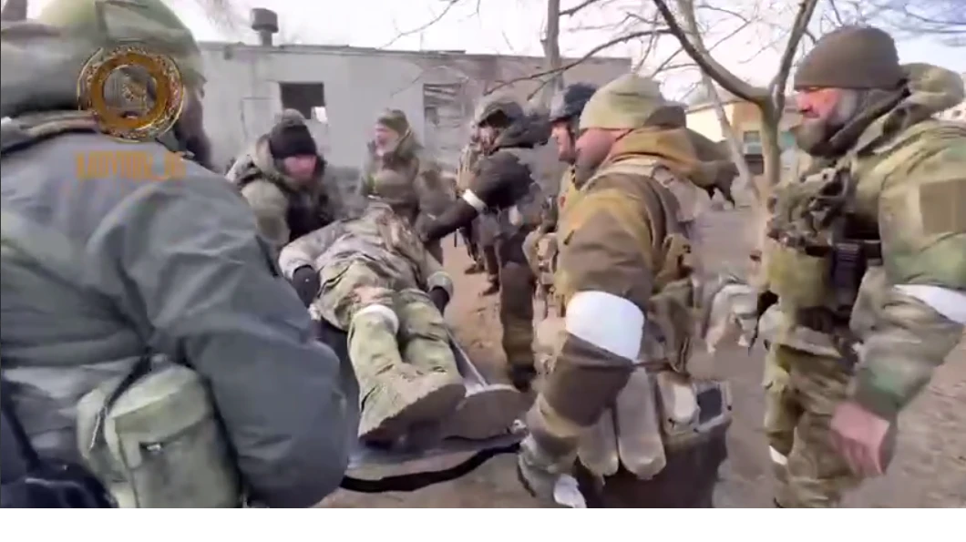 Раненые бойцы из Чечни в Мариуполе. Фото: скриншот с видео Рамзана Кадырова