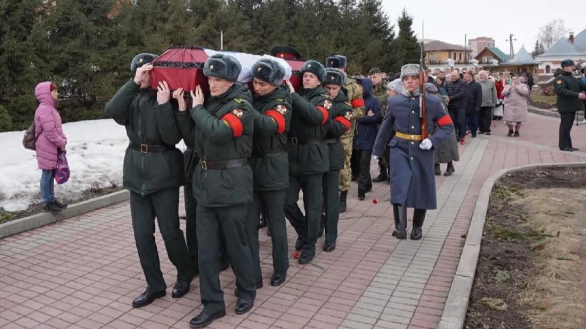 Жители Бердска простились с погибшим в военной операции на Украине 26-летним офицером Александром Фроловым