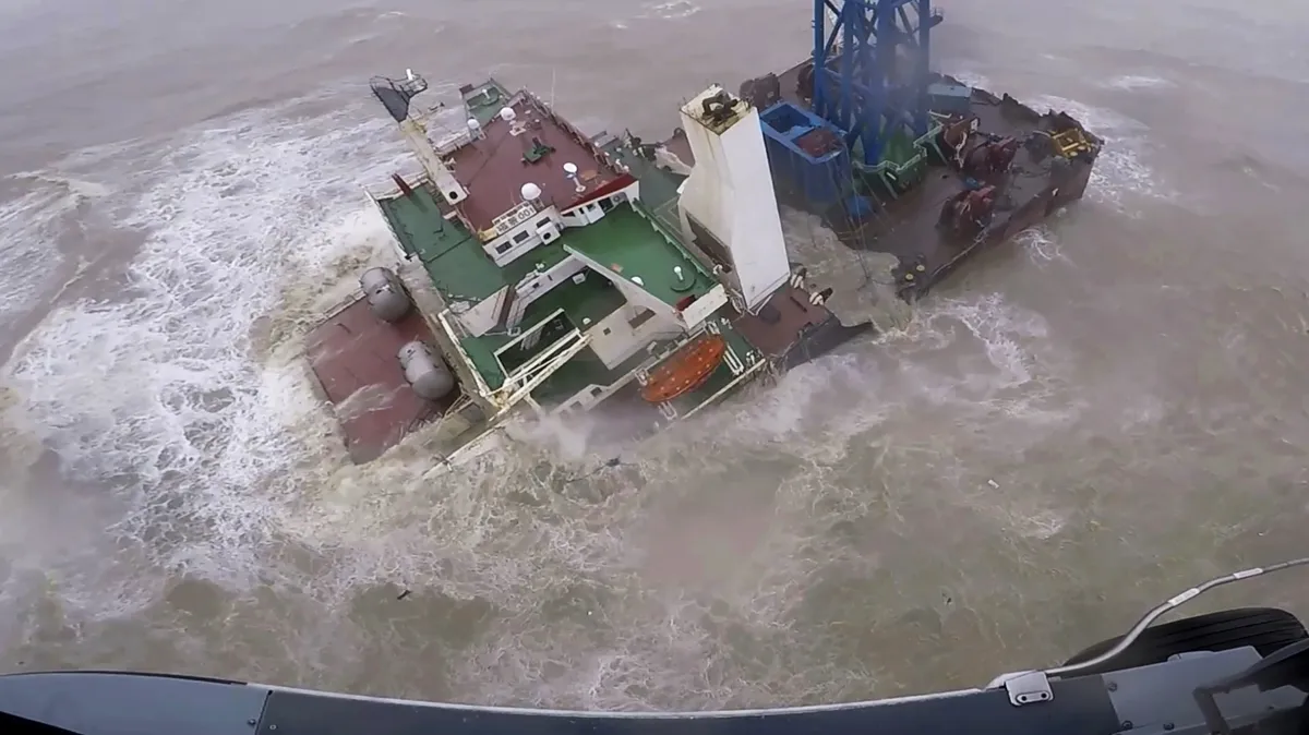 Около Гонконга всплыли 12 тел членов экипажа уничтоженного тайфуном Чаба китайского судна Fujing001. Четырехметровые волны раскололи корабль пополам
