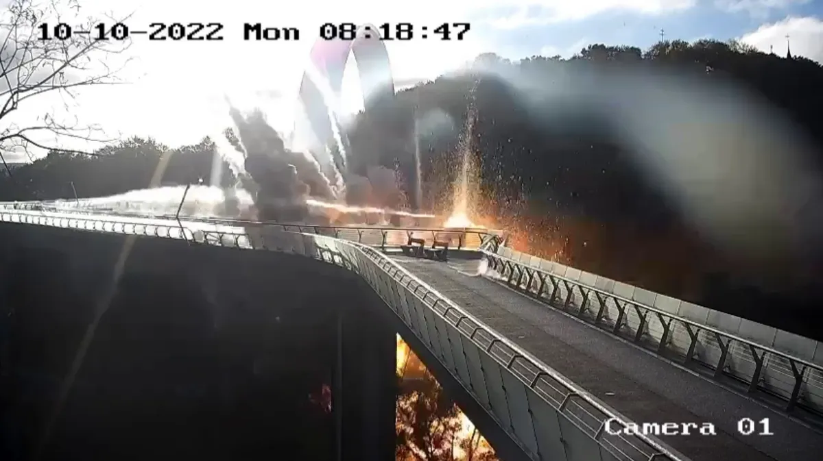 Один из ракетных ударов пришелся по мосту имени Кличко в Киеве