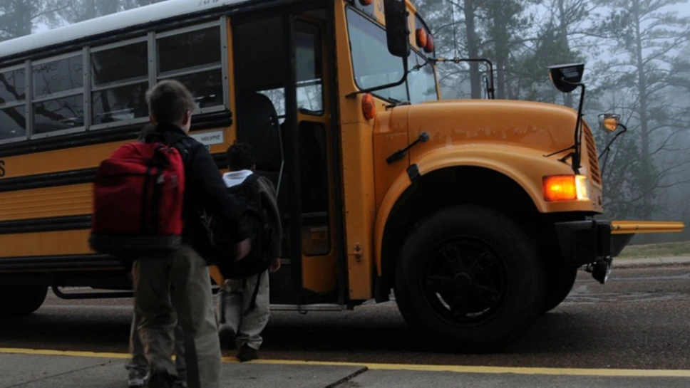 В Алтайском крае автобус слетел с трассы и перевернулся с 33 воспитанниками школы олимпийского резерва