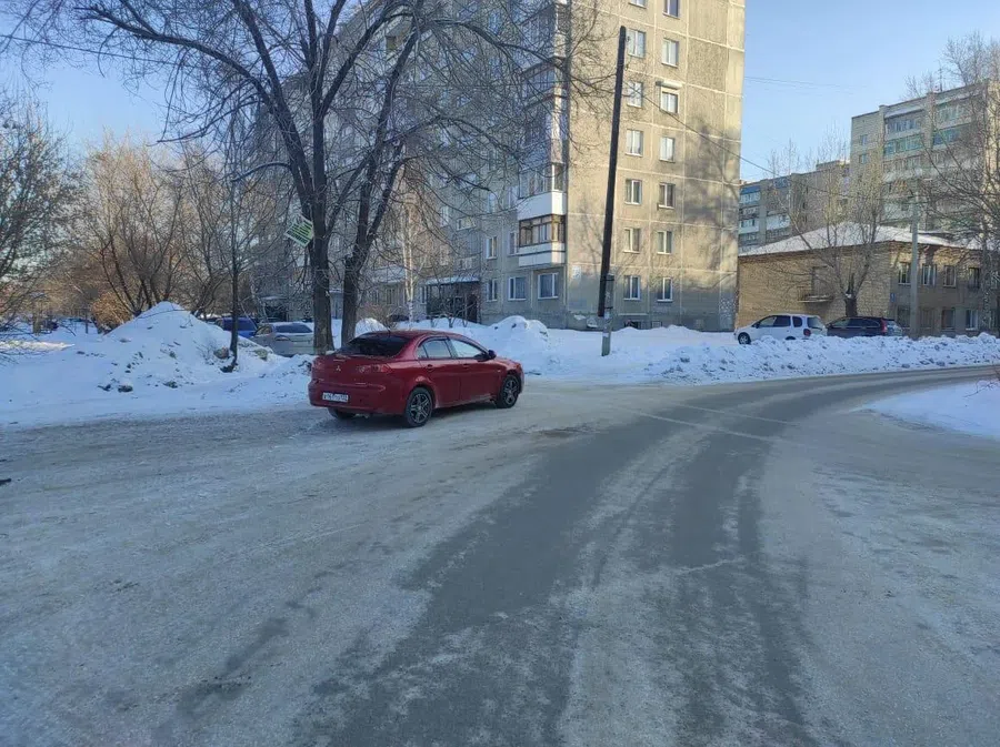 Пьяная девушка на красном Mitsubishi сбила двух школьниц на тротуаре в Новосибирске. Девочки 9 и 13 лет попали в больницу