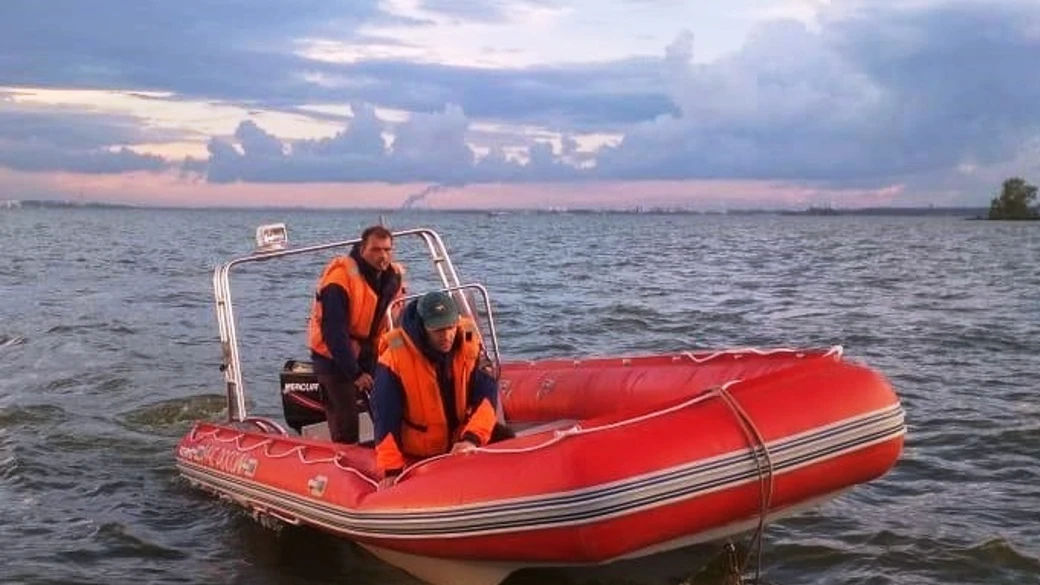 В Бердске в шторм три часа искали потерпевших крушение яхтсменов: одного выловили мертвым. Следствие установит причины затопления яхты