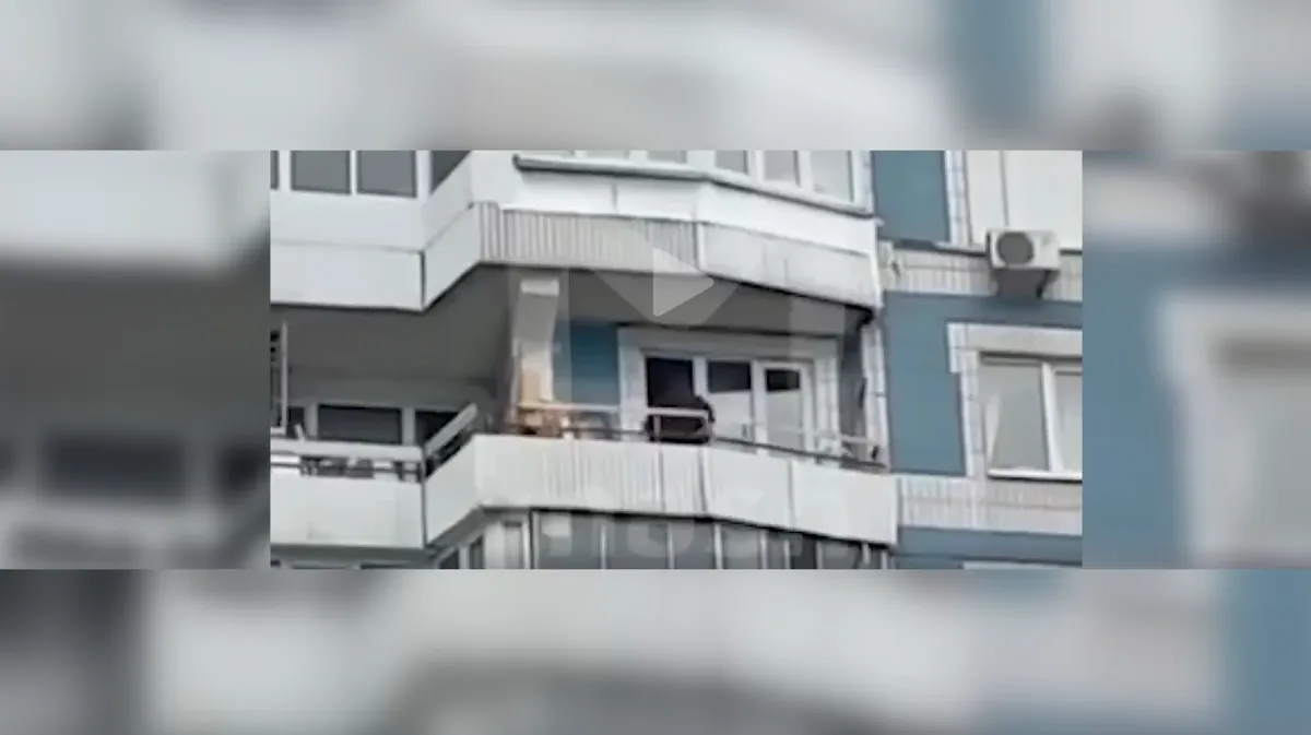 Неизвестный с ножом угрожал выбросить ребенка с балкона 12 этажа в Москве