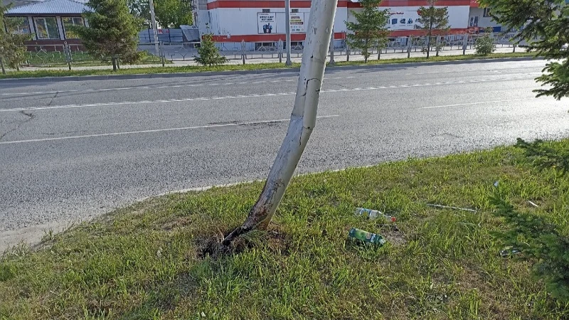Едва не снёс металлический столб у перекрестка улиц Ленина и Красная Сибирь ночной «гонщик» в Бердске