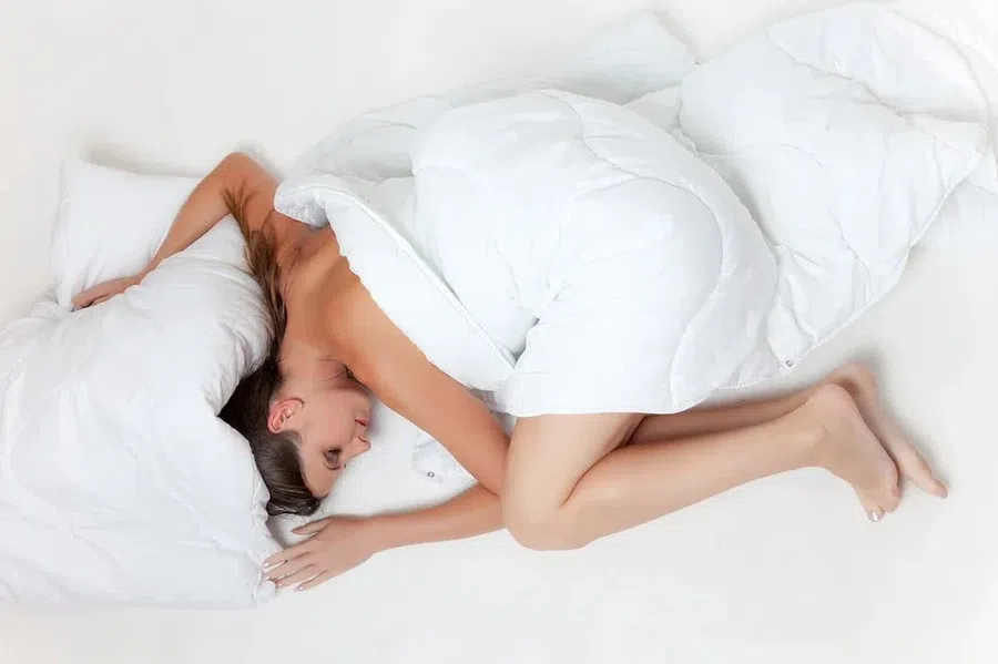 Эксперт по сну рассказал, в какой позе лучше спать при болях в спине