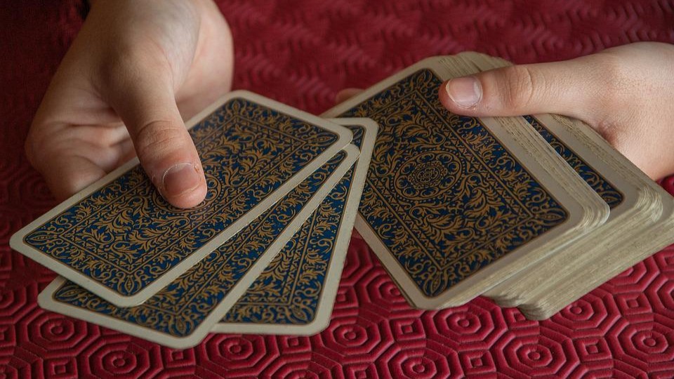 Как научиться гадать на игральных картах: главные значения карт – 5примеров простых гаданий на парня и любовь