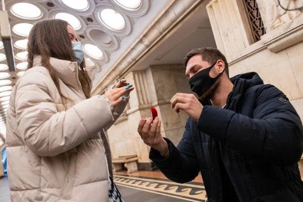 Избитый приезжими в вагоне метро сделал предложение выйти замуж своей девушке на самой красивой станции московской подземки