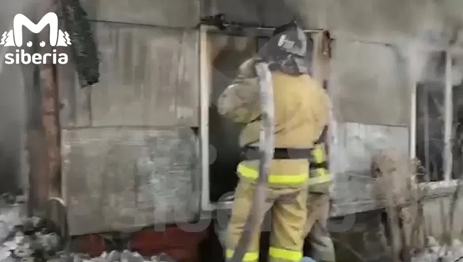 В Новосибирской области в пожаре сгорели мать и двое маленьких сыновей. Пьяный папа выбежал, но забыл про семью