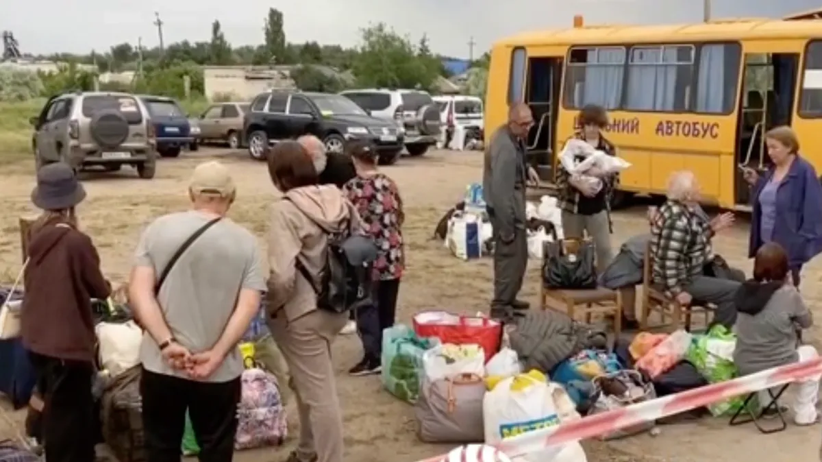 В Северодонецке с промзоны «Азота» эвакуировали свыше 500 гражданских. Фото: стоп-кадр видео РИА Новости 