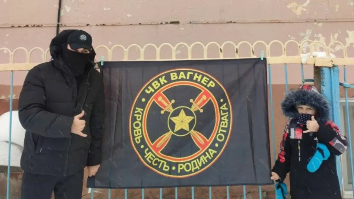 В Чебоксарах мужчина прикрепил флаг ЧВК «Вагнер» к ограждению детсада
