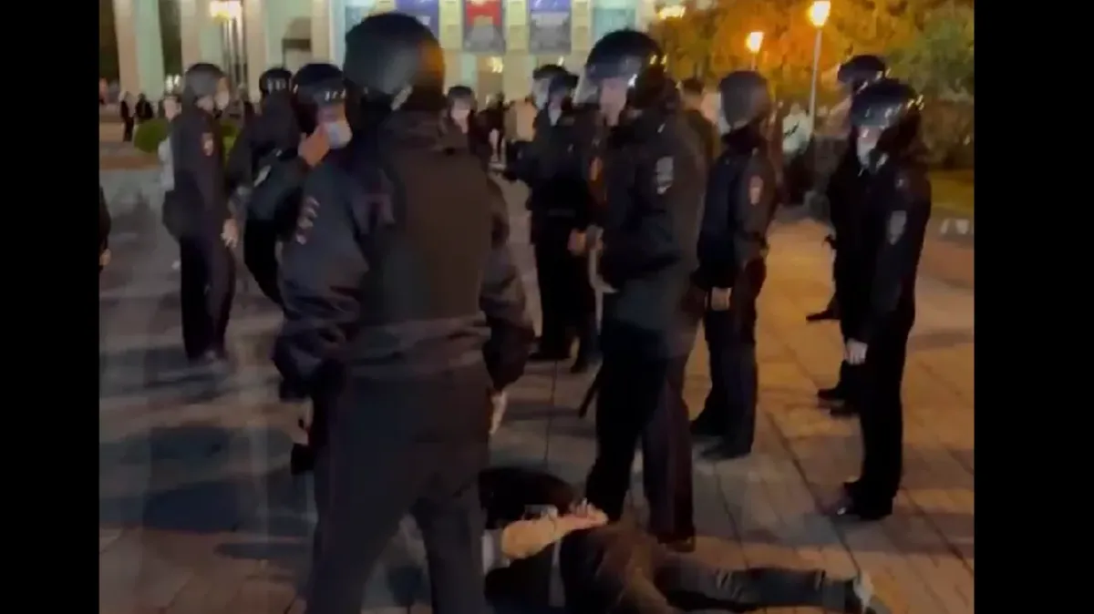 Задержание в Новосибирске 21 сентября 2022 года. Фото: стоп-кадр с видео АСТ-54