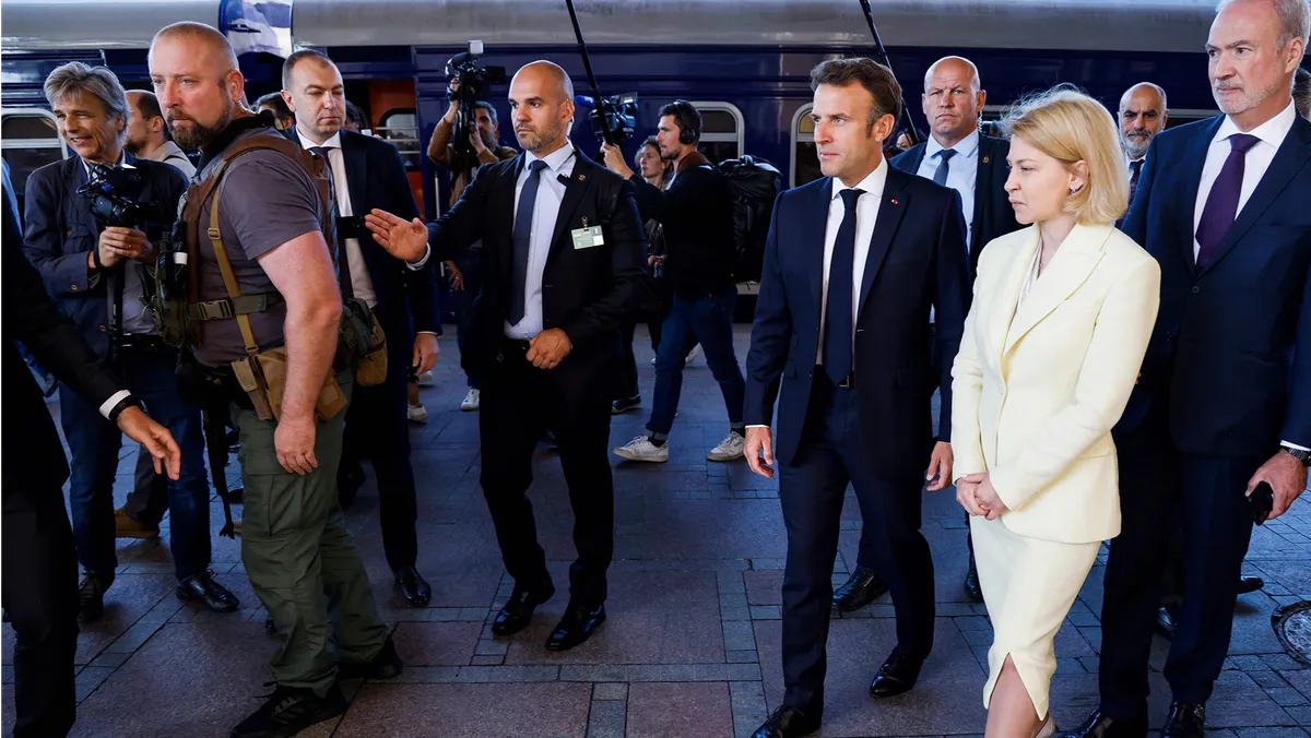 Вице-премьер-министр Украины Ирина Верещук идет рядом с президентом Франции Эммануэлем Макроном  после приветствия его на киевском вокзале 16 июня после поездки с канцлером Германии и премьер-министром Италии из Польши. Фото: Людовик Марин/AFP/Getty Images