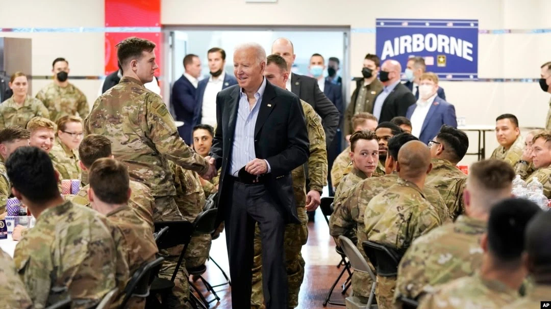 Джо Байден прилетел в Польшу в город на границе с Украиной: американский лидер лично пообщался с военными и поел солдатской каши 