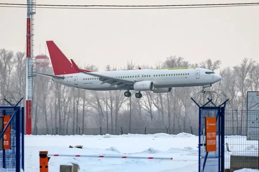 НЛО обнаружили в Новосибирске: Странный Boeing без опознавательных знаков приземлился в Толмачево