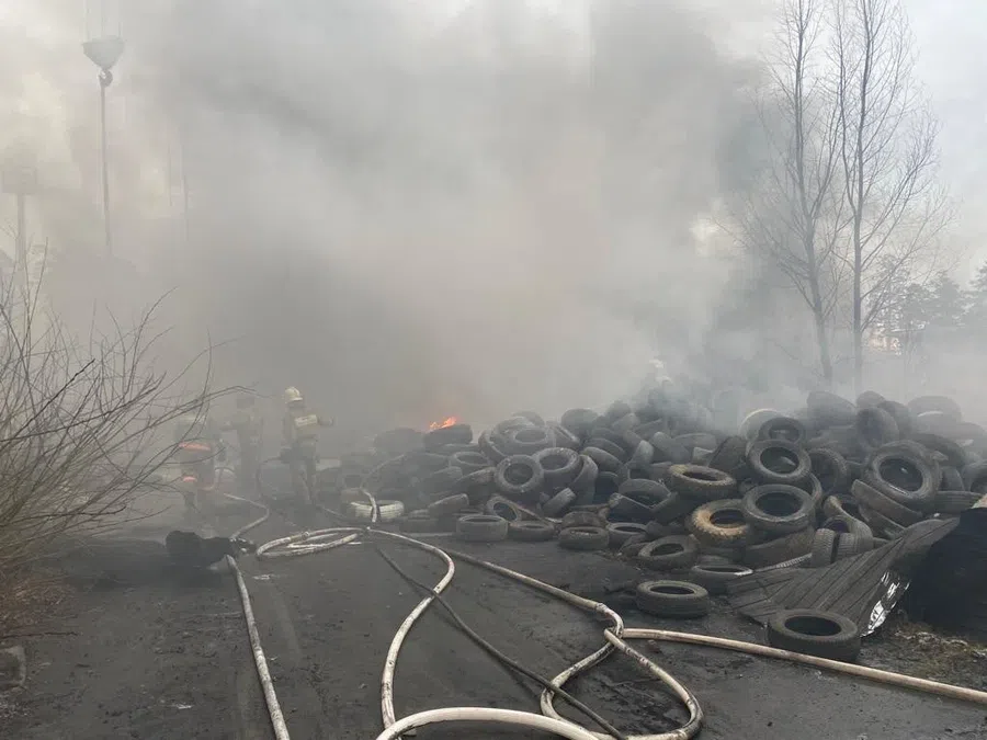Из-за взрыва газа в промзоне загорелся склад с покрышками: Черным дымом заволокло Екатеринбург