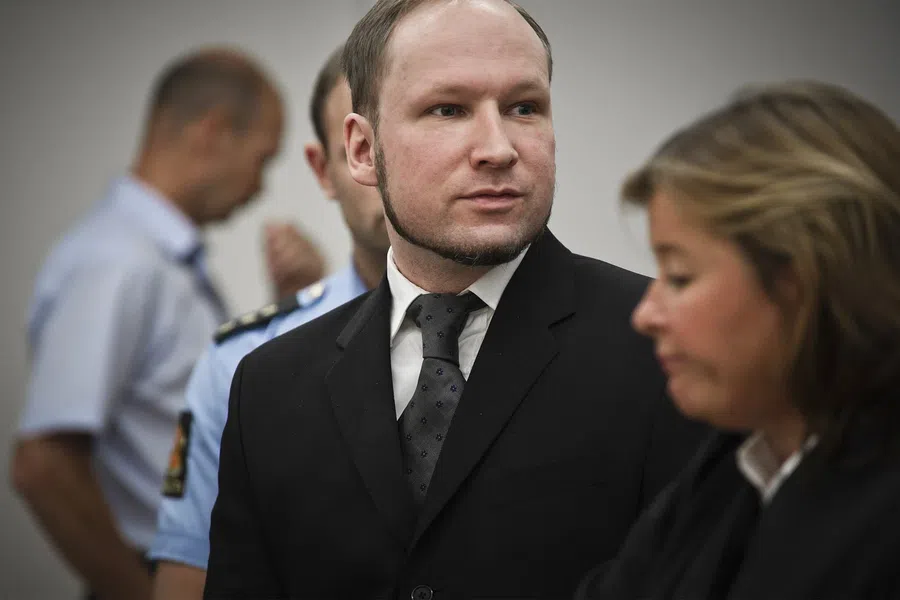 Убивший 77 человек в Норвегии террорист Брейвик подал прошение о досрочном освобождении: Он отсидел 10 лет в трехкомнатной камере с душем